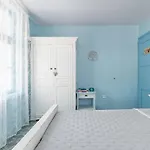 Old Town Sea View Apartment