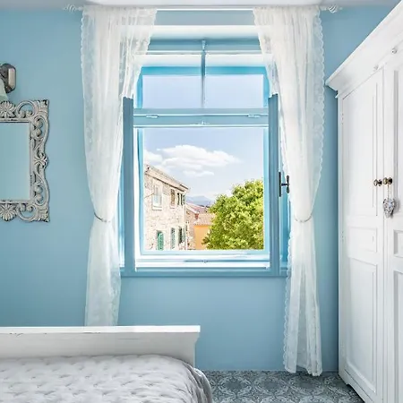 Blue Dreams In The Old Town With A Sea View *