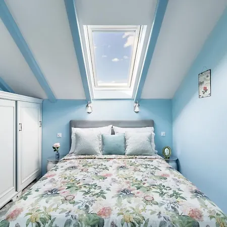 Blue Dreams In The Old Town With A Sea View Apartment