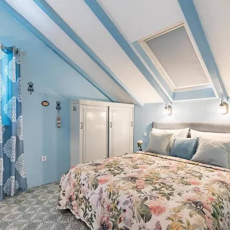 Blue Dreams In The Old Town With A Sea View Apartment